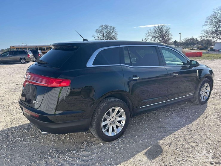 2018-lincoln-mkt-image-3
