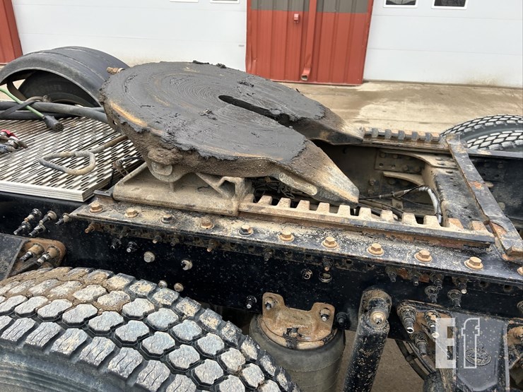 2019-mack-granite-64ft-image-19