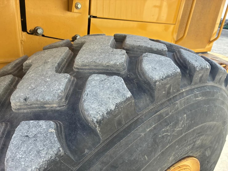 2011-deere-544k-image-52