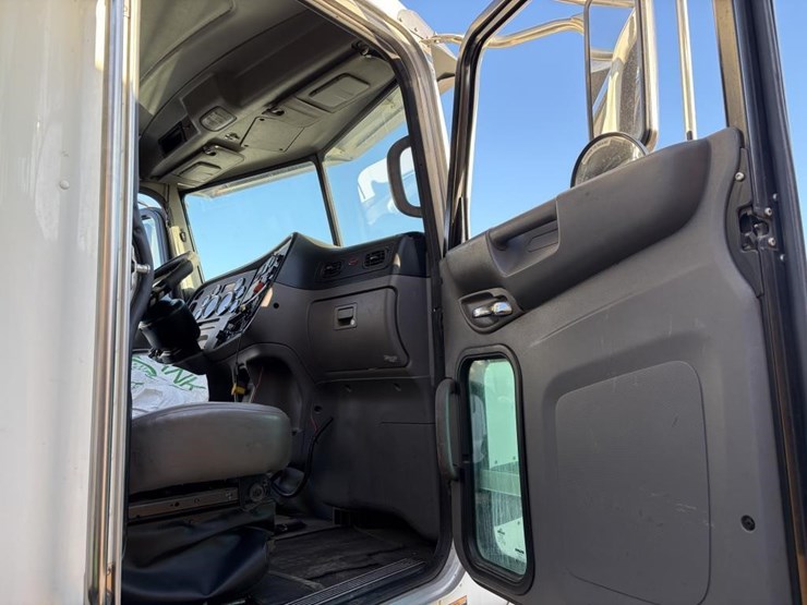 2015-peterbilt-365-image-11