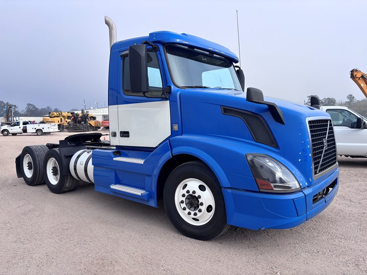 #210-•-2015-volvo-image-2