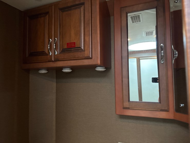 #1339-•-2011-fleetwood-36j-discovery-rv-/-motorhome-image-22