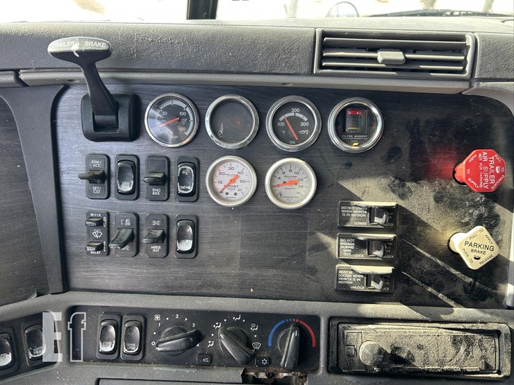 2006-freightliner-columbia-120-image-31