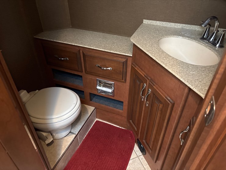 #1339-•-2011-fleetwood-36j-discovery-rv-/-motorhome-image-21