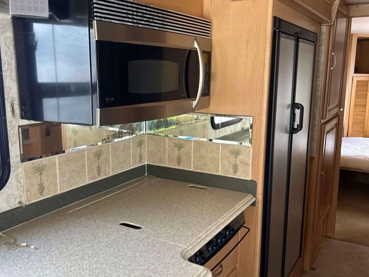 2005-freightliner-tropi-cal-t396-39ft.-class-a-motorhome-image-28