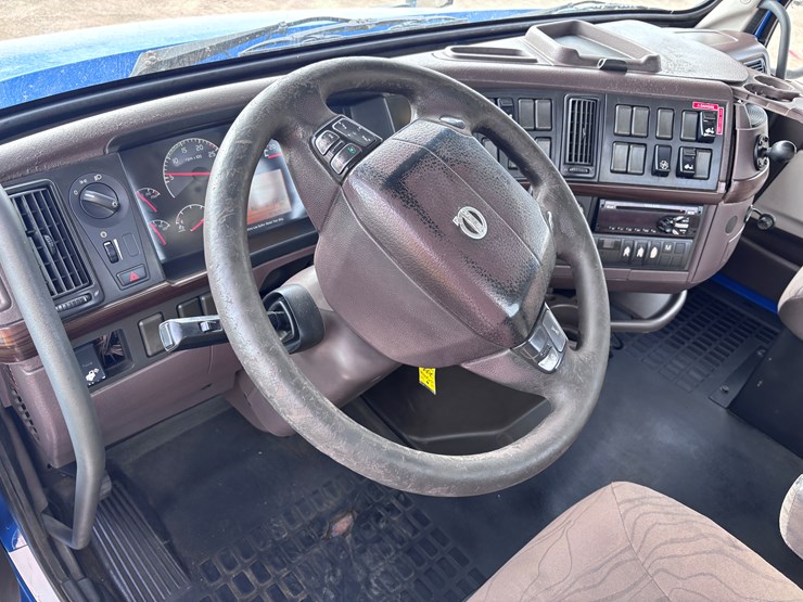 #210-•-2015-volvo-image-10