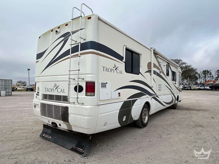 2005-freightliner-tropi-cal-t396-39ft.-class-a-motorhome-image-3