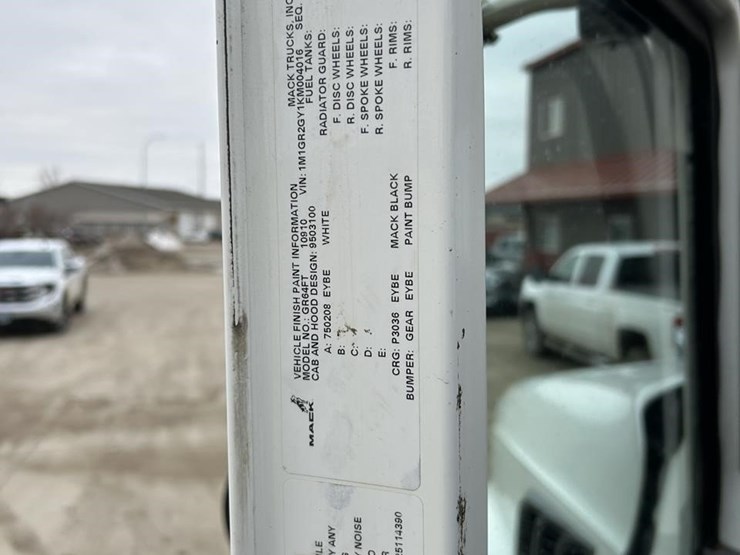 2019-mack-granite-64ft-image-33