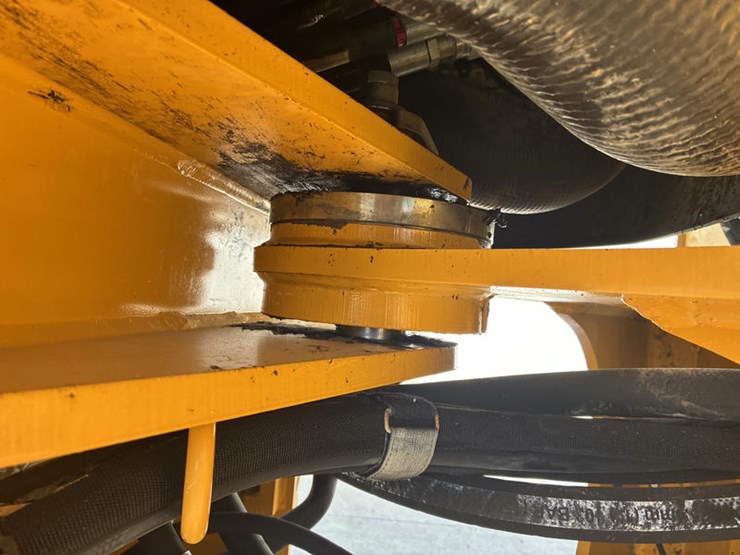 2011-deere-544k-image-24