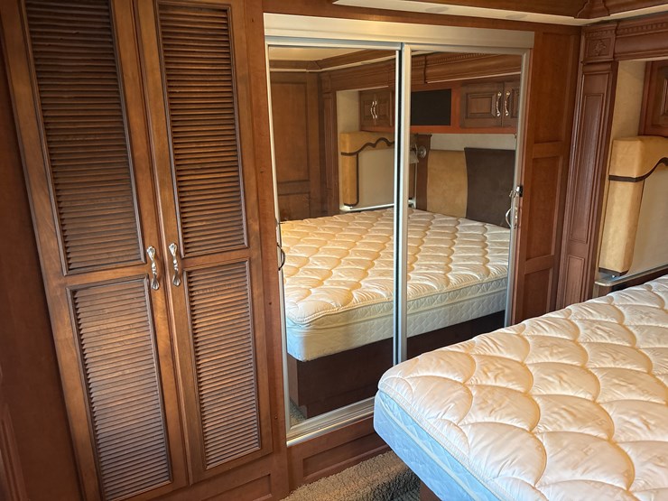 #1339-•-2011-fleetwood-36j-discovery-rv-/-motorhome-image-26