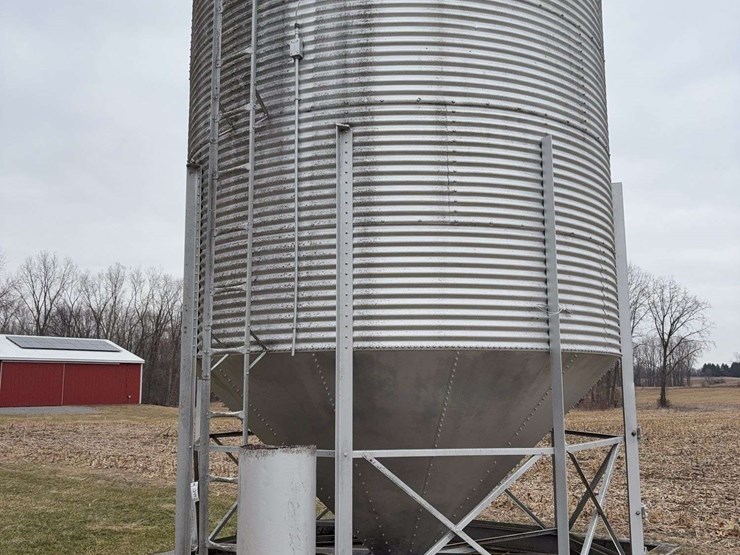 1000-bu.-load-out-bin,-sitting-on-concrete-slab-image-2