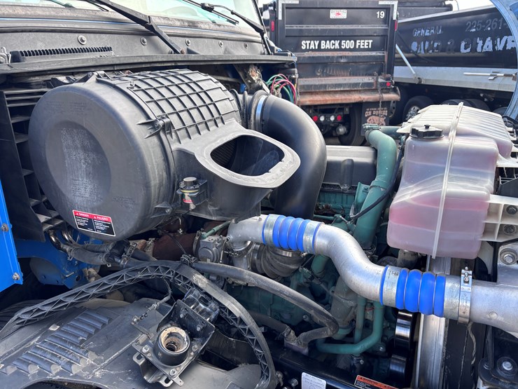 #223-•-2014-volvo-image-19