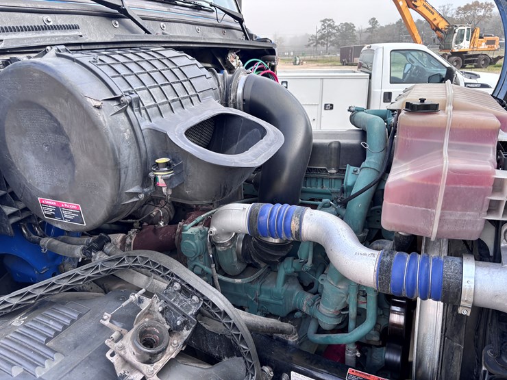 #210-•-2015-volvo-image-18