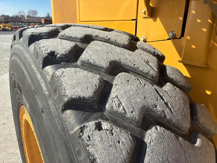 2011-deere-544k-image-47