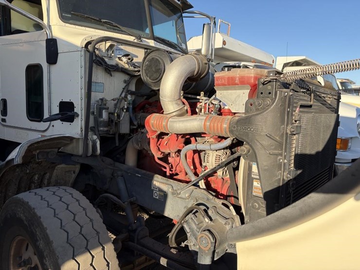 2015-peterbilt-365-image-8