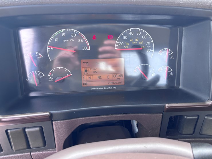 #210-•-2015-volvo-image-13