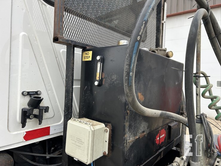 2019-mack-granite-64ft-image-8