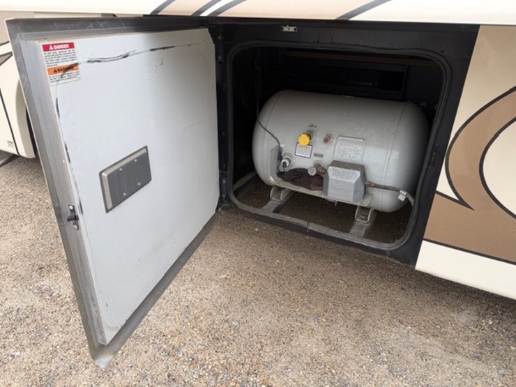 #1339-•-2011-fleetwood-36j-discovery-rv-/-motorhome-image-34