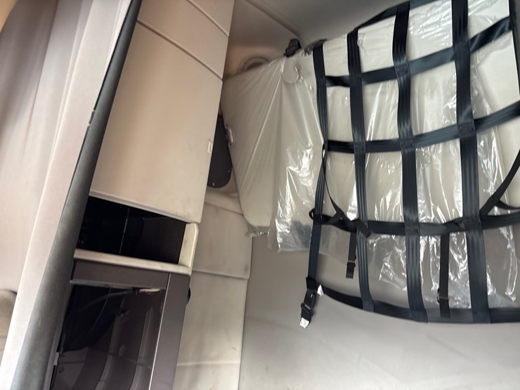 #228-•-2017-freightliner-image-9