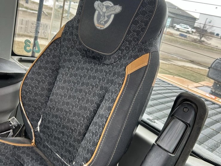 2019-case-721g-image-50