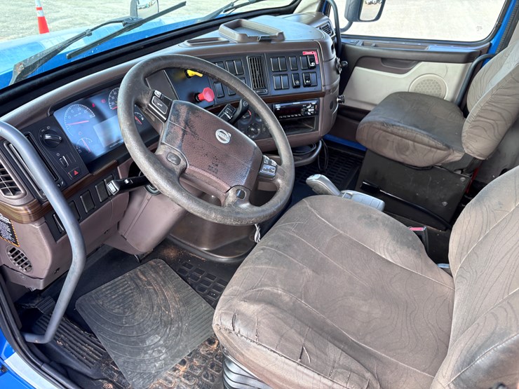 #223-•-2014-volvo-image-10