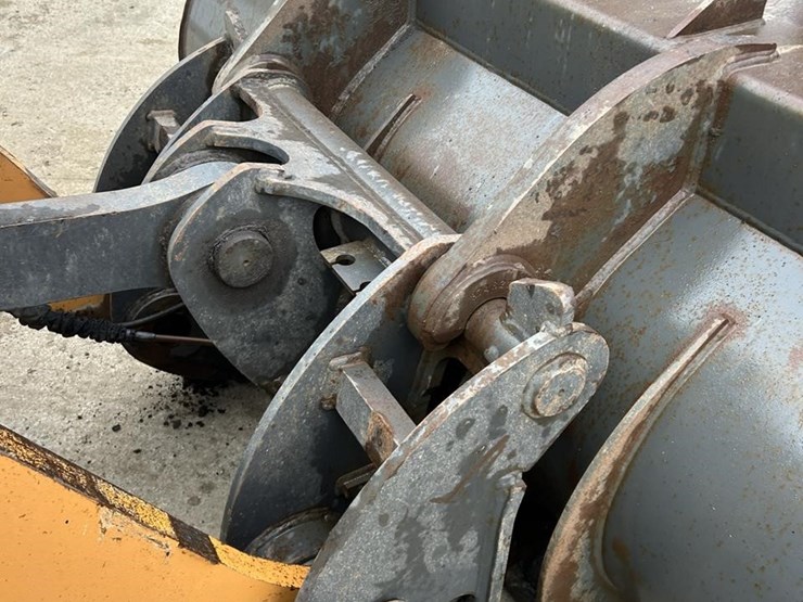 2019-case-721g-image-36