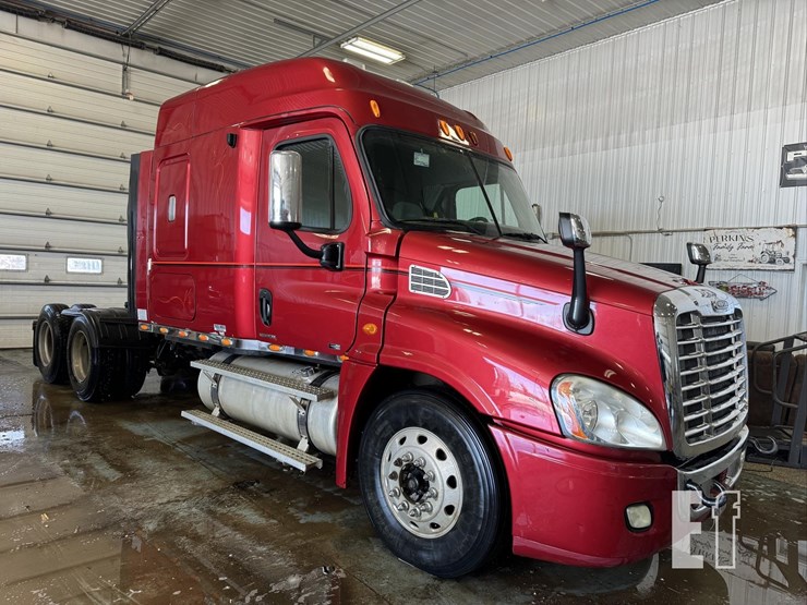 2010-2010-freightliner-cascadia-484-image-6