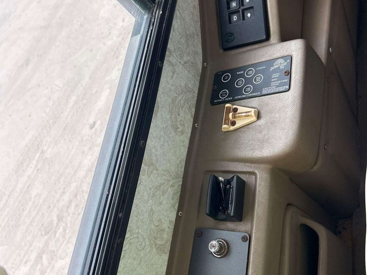 2005-freightliner-tropi-cal-t396-39ft.-class-a-motorhome-image-16