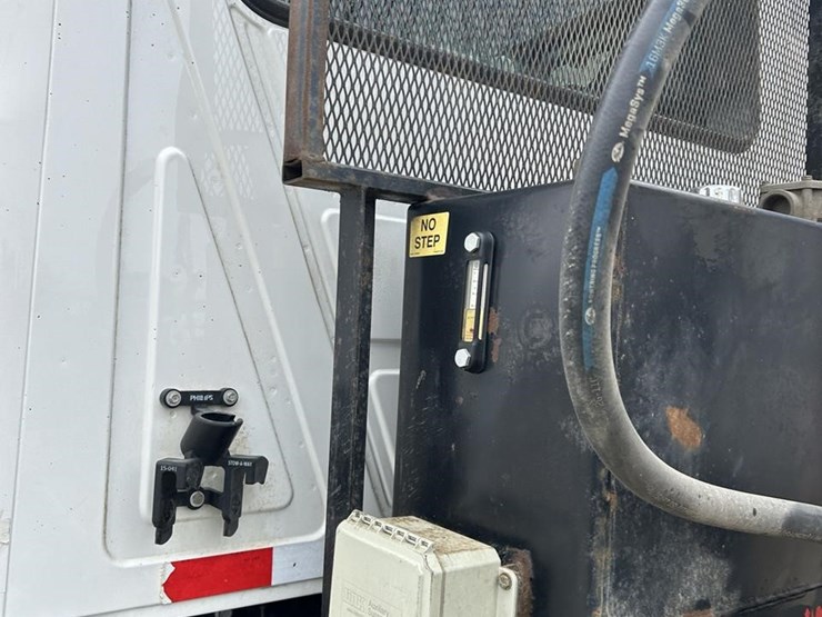 2019-mack-granite-64ft-image-23