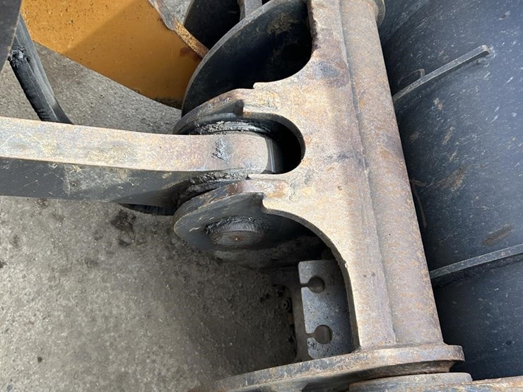 2019-case-721g-image-27