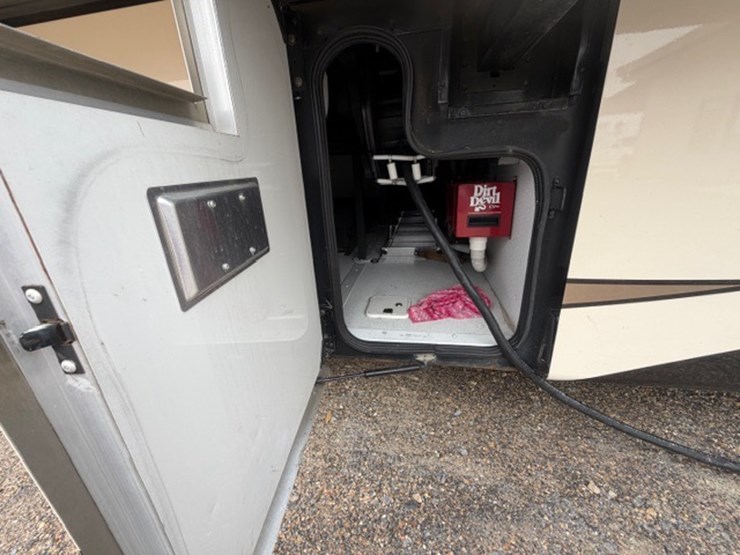 #1339-•-2011-fleetwood-36j-discovery-rv-/-motorhome-image-40