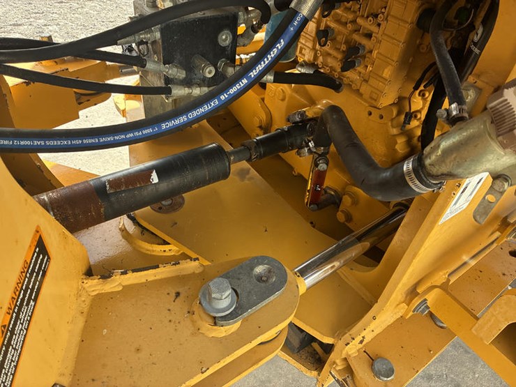 2011-deere-544k-image-37