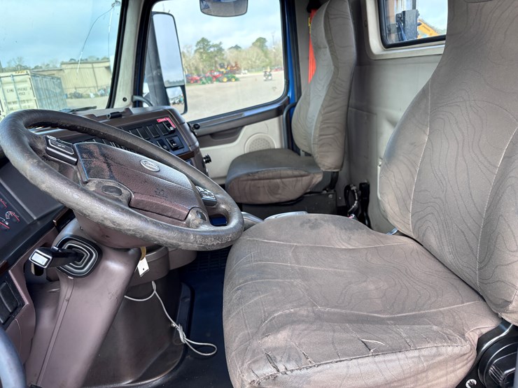 #223-•-2014-volvo-image-8