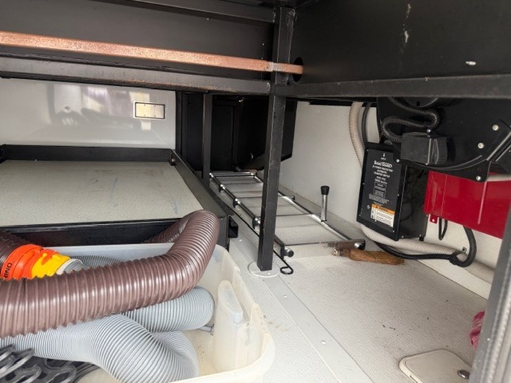 #1339-•-2011-fleetwood-36j-discovery-rv-/-motorhome-image-38