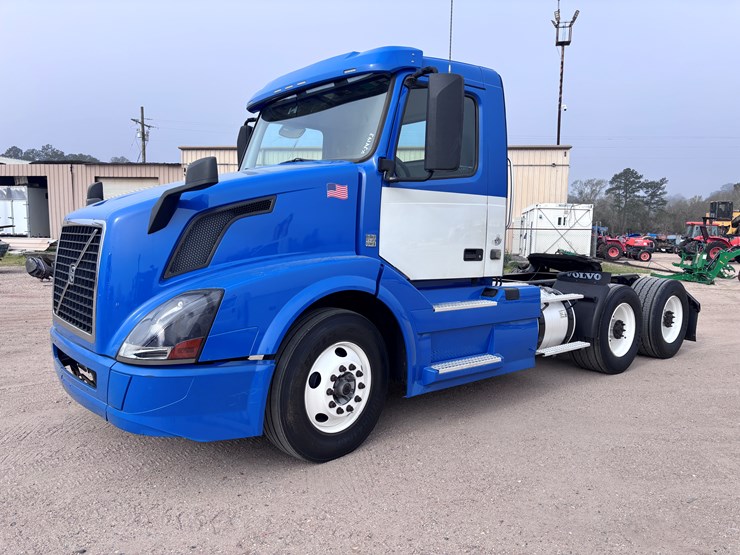 #210-•-2015-volvo-image-4