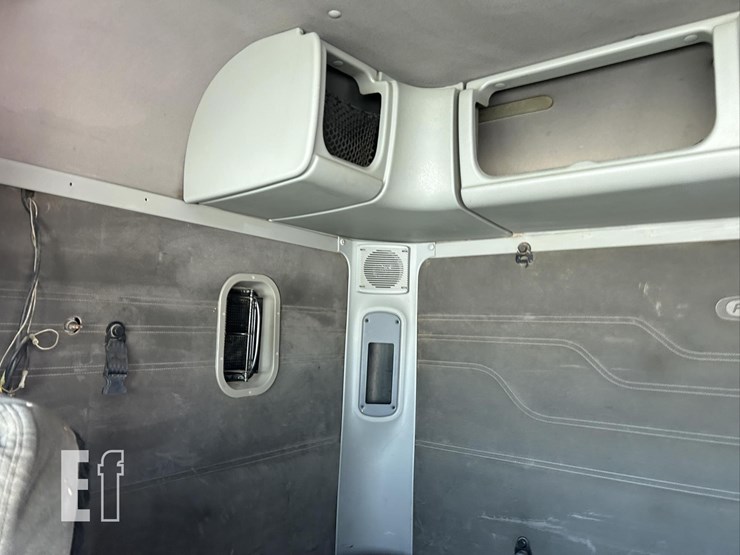 2006-freightliner-columbia-120-image-30