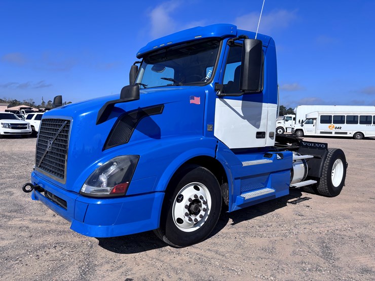 2015-volvo-vnl42t300-image-1