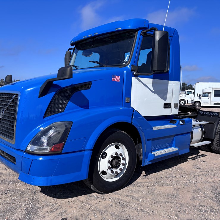 2015 VOLVO VNL42T300