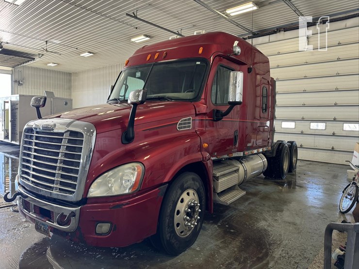 2010-2010-freightliner-cascadia-484-image-1