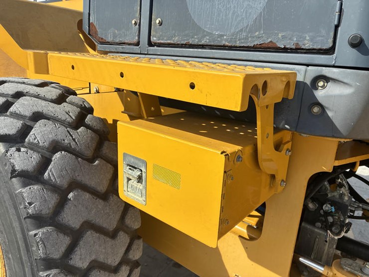 2011-deere-544k-image-25