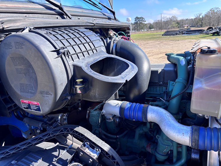 2015-volvo-vnl42t300-image-9