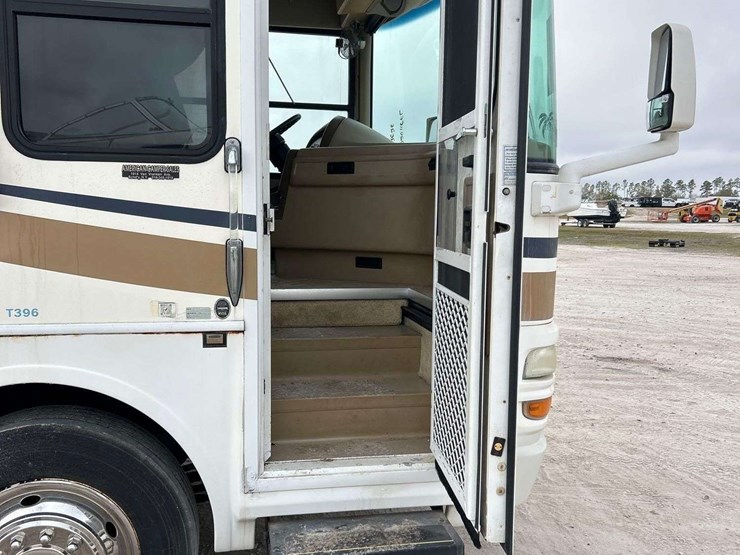 2005-freightliner-tropi-cal-t396-39ft.-class-a-motorhome-image-11