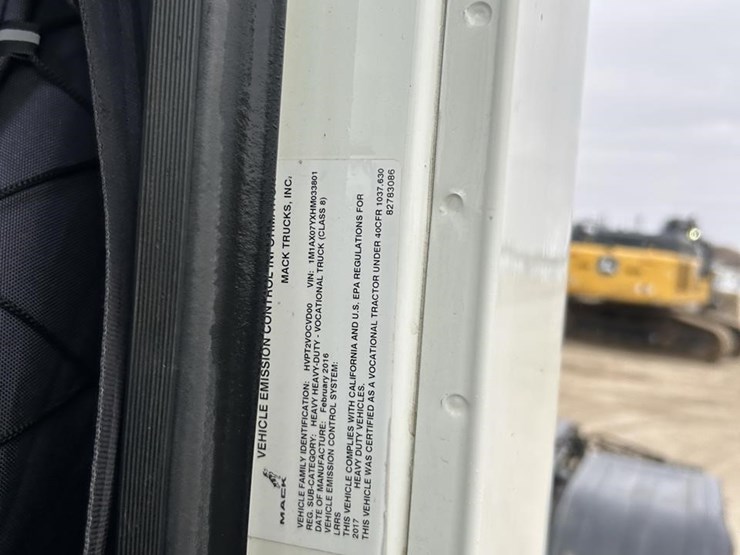2017-mack-granite-gu713-image-23