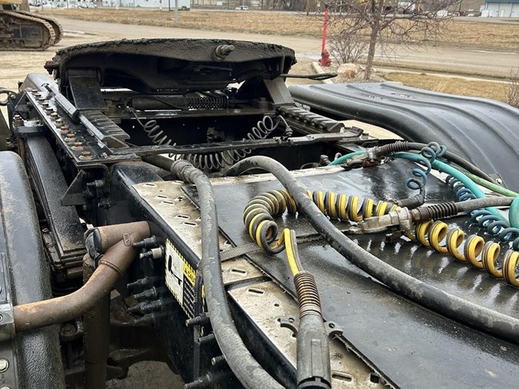 2017-mack-granite-gu713-image-58