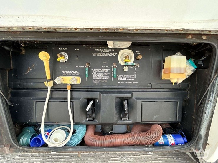 2005-freightliner-tropi-cal-t396-39ft.-class-a-motorhome-image-53