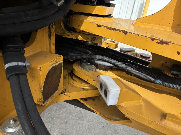 2021-deere-204l-image-25