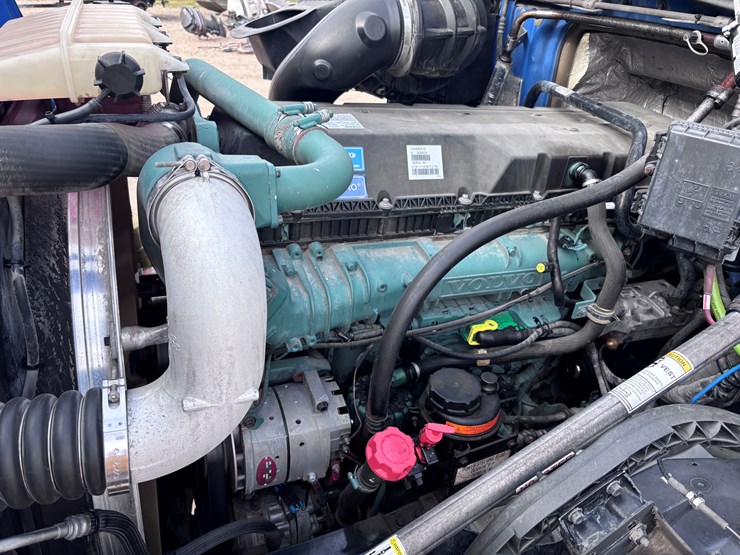 #210-•-2015-volvo-image-17