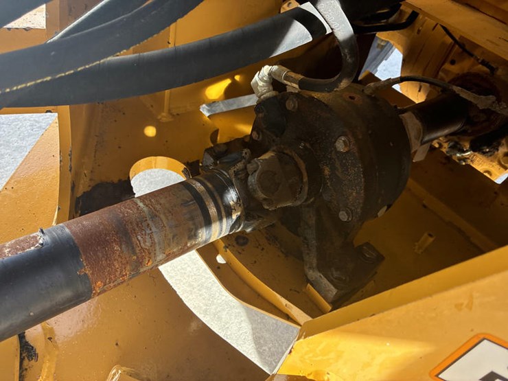 2011-deere-544k-image-22