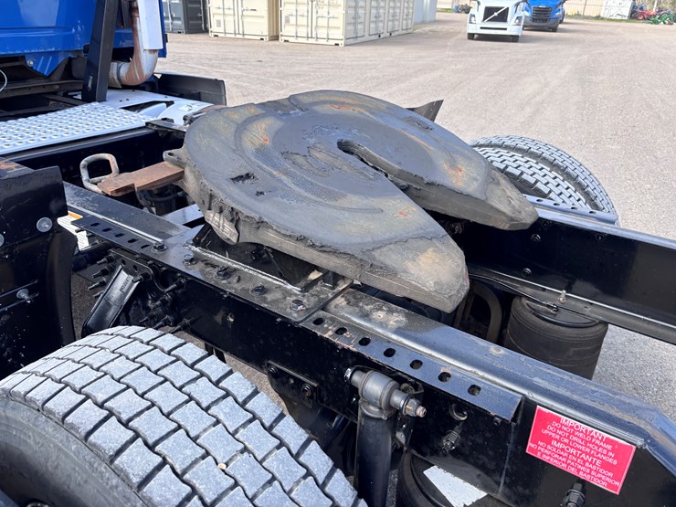 #223-•-2014-volvo-image-5