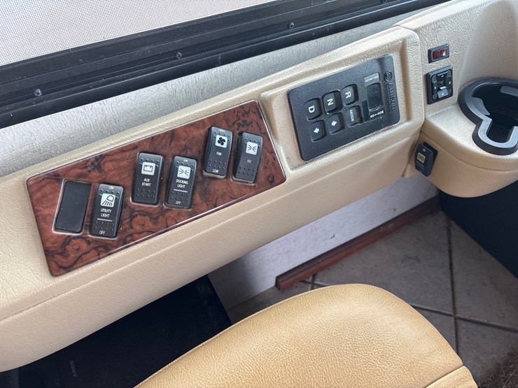 #1339-•-2011-fleetwood-36j-discovery-rv-/-motorhome-image-11